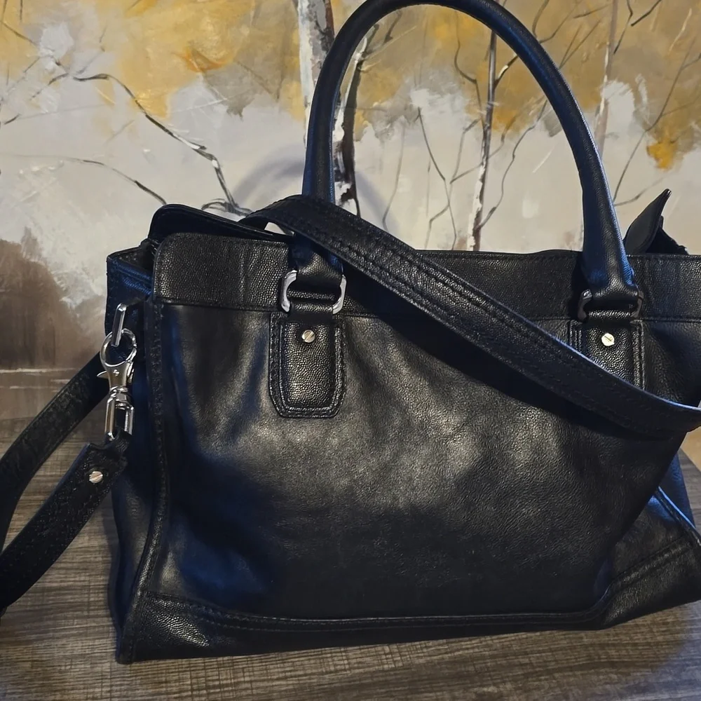 Elegant Black Leather Handbag - Picture 4 of 11
